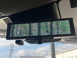【インテリジェントルームミラー】後席の大きな荷物や同乗者で後方が確認しづらい時でも安心!カメラが撮影した車両後方の映像をルームミラー内に表示。クリアな視界で状況の確認が可能です!