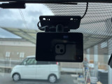 【ドライブレコーダー】ドライブレコーダー装備!走行中はもちろん、あおり運転や事故に遭遇した際、映像で記録し、万一のリスクに備えます。※記録用SDカードはお客様ご自身でご準備いただく必要があります。