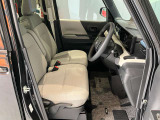 運転席、助手席です。座面も広くゆったりと座れてアームレストも付いているので重宝します。