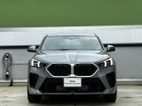 【BMWの伝統】BMWの特徴的な&ldquo;キドニーグリル&rdquo;は、80年以上続く伝統の形でございます。変わらないこだわりのデザインが、プレミアムブランド&ldquo;BMW&rdquo;を創り出します。