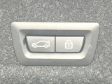 ●電動リアゲート:ワンタッチでリアゲートの開閉ができ、荷物などで両手が塞がっている状態でも簡単に開閉ができる便利機能です。
