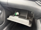 車検証などが収納できるグローブボックスも完備!