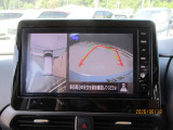 アラウンドビューモニターも装備しております。ご覧のように車体を真上か見たような映像なので、車庫入れの苦手なお客様ももうご心配いりません。