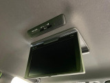 【後席モニター】家族や友人とお出かけする機会が多い方に大人気の後席モニターを装備!見やすい位置に画面がありテレビやDVDの視聴も快適!友達もお子様も、後席にしか乗らなくなるかも??