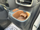 運転席・助手席の同じ位置にドリンクホルダーが付いています!取り出しやすい位置なのでとても便利です♪