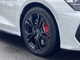 18インチ純正アルミホイール装備 全車両に標準装備の純正アルミホイールは、純正ならではのバランスの良いデザインと、走行安定性をお楽しみ頂けます。