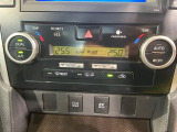 【左右独立型フルオートエアコン】運転席と助手席でそれぞれお好みの温度に設定可能。同乗者にも配慮した、快適な空調をお届け致します。