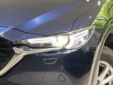 【LEDヘッドライト】悪天候や夜間走行時も良好な視界を確保し安心して運転できる高輝度LEDヘッドライトを装備!点灯速度が早く、消費電力も抑えられています。