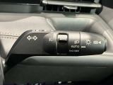車外の明るさに応じでライトを点灯、消灯してくれるオートライト機能です☆お天気の良い昼間のトンネル走行などオートにしてると便利で安心です☆エンジン停止時にライトの消し忘れも無くなります☆