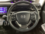 ハンドルにHondaセンシング系のクルーズコントロールやレーンキープアシストなどのスイッチと、オーディオの操作スイッチが装備されています。ハンドルから手を離さず安全に操作できます。