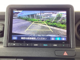 バックモニター付きで、車庫入れやバック時の後方確認をサポート。