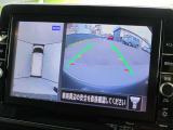 自車を真上から見下ろすように映し出すので周囲の状況が分かるアラウンドビューモニター搭載。フロントカメラとしても使用できます。車庫入れなど苦手な人の頼りになる助っ人です。