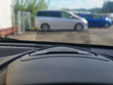 【アクティブ・ドライビング・ディスプレイ】コンバイナーにルートや車速などの情報を表示し、ドライバーの視線移動と、焦点調整の 時間をさらに短縮する事で、わき見のリスクを低減し ます。