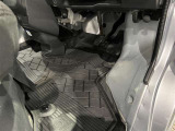 内装工程では、中古車を気持ちよくお乗りいただけるよう清掃しています。ニオイの元となるフロアカーペットまで洗浄・消臭済み?