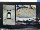上空から見下ろしているかのような映像をディスプレイに映し出し、スムースな駐車をサポートします。画面は「トップビュー」のほか「サイドブラインドビュー」への切り換えが可能。ますます安心です