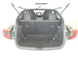 後席シートは分割可倒式です。乗せる荷物や乗車人数に合わせて片側ずつ倒すことが出来ます。