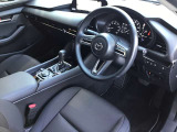 マツダ車のシートは人間工学に基づき設計されています。人の骨盤を支える様にシート内部の素材を研究し開発されていますのでロングドライブでも疲労を感じにくいのが特徴です☆