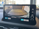 リアカメラは切り替えが可能。状況に合わせて視点変更が可能です。後退時の安心感を高めます。