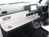 シックな色使いの運転席周りですね。すっきりとしたデザインで上品な色使いです。居心地の良い運転席長く座ってられるリラックスできるデザインがいいですね。