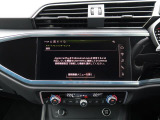 スマートフォンとAudiをUSBケーブルを介し接続。AppleのCarPlayやAndroid Autoのアプリを通じて、スマートフォンのコンテンツをMMIディスプレイに表示します。