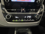 【オートエアコン】一度お好みの温度に設定すれば、車内の温度を検知し風量や温度を自動で調整。暑い&hellip;寒い&hellip;と何度もスイッチ操作をする必要はありません。快適な車内空間には必須の機能ですね♪
