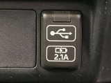 こちらのクルマはUSB接続コネクタも装備されています♪スマホの充電などにお使い下さい。ご旅行中での充電切れも、これなら心配いりませんね!