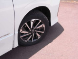 195/65R15タイヤ+専用アルミホイールです。スタッドレスタイヤや各種オプションのご注文も承っております(^^)/