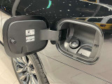 車両左側に配された給油口。キャップレス仕様のため、手を汚さずスピーディに給油可能です。巨躯ながらレギュラーガソリン指定という、維持費に配慮された仕様です。