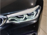 【LEDヘッドライト】先進のLEDテクノロジーを採用。放射される白色光の周波特性は太陽光に近く、バイキセノン・ヘッドライトを上回るコントラストで更に明るく輝きます!