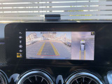 【360&deg;カメラシステム】4つのカメラにより、車両周囲を俯瞰で確認することができます。カメラの呼び起しは手動でも可能ですので、狭い道でも安心してお乗りいただけます。