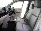 高いホールド性で運転姿勢が安定します。長距離ドライブでも疲れにくいのが魅力です。快適なドライビングライフをお送りください♪
