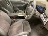 【コックピットシート】BMW車の主役席。車体中央にくる様に配置し車両重心とが一致する事でドライバーと車との一体感あるドライビングを実現。人間工学に基づき形成した形状が長時間のドライブ疲労も軽減します!