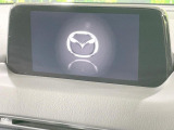 【8インチマツダコネクト】車内の雰囲気にマッチした大型のディスプレイ。スマホ接続でのナビ使用やBluetooth再生等、様々な機能が楽しめます。直感的なダイヤル操作が可能で、使い勝手も良好です。