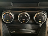 空調スイッチ類は最近流行のタッチパネル式ではなく、運転中でも直感的に操作できるダイヤル式を採用しております。