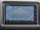 駐車時の安全確認をサポートするバックカメラも使用できます。インターナビで様々な情報を得ることもできます。