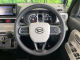 インテリアに合わせたデザインのステアリングは、運転される方のことも考え、運転しやすい形状、大きさです。是非一度、実際に触ってお確かめください。