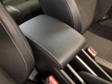 【アームレスト】運転時の疲労軽減にもなるアームレストがついています!