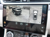 【3Dサラウンドカメラ】周囲の安全確認をアシストする機能です。3D車外ビュー、360&deg;オーバーヘッドビューを 利用して、狭いスペースでも安心、スムーズに運転操作ができます。
