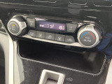 【オートエアコン】一度お好みの温度に設定すれば、車内の温度を検知し風量や温度を自動で調整。暑い&hellip;寒い&hellip;と何度もスイッチ操作をする必要はありません。快適な車内空間には必須の機能ですね♪