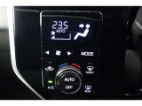★エアコンはオートタイプが装着済みです!オートモードにしておけば、車内温度を設定するだけで風の料や吹き出し口の切り替えを機械が行ってくれます!一年中快適な環境を作れますよ♪