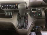 シフトはインパネシフト、パーキングブレーキは電子制御なので運転席と助手席の間はすっきりしています。
