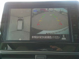 真上から見下ろしたような映像で、見えにくい後方もしっかり確認できるアラウンドビューモニター。狭い駐車場などでも安心して駐車できます。