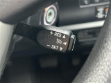 高速道路で便利な【クルーズコントロール】も装着済み。アクセルを離しても一定速度で走行ができる装備です。加速減速もスイッチ操作でOKです。