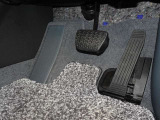 運転席アクセル・ブレーキペダル