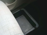 助手席シートアンダーボックス。スライド式で、運転用の替え靴や、車内に常備したいこども用品、着がえた服などを収納できます。
