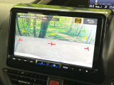 【バックカメラ】駐車時に後方がリアルタイム映像で確認できます。大型商業施設や立体駐車場での駐車時や、夜間のバック時に大活躍!運転スキルに関わらず、今や必須となった装備のひとつです!