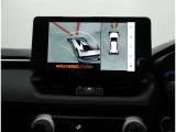 サイドクリアランスビュー表示中に、旋回時の運転操作に合わせて自動で車両を斜め後方から見たような映像を表示。