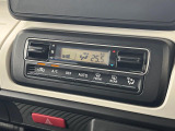 【オートエアコン】一度お好みの温度に設定すれば、車内の温度を検知し風量や温度を自動で調整。暑い&hellip;寒い&hellip;と何度もスイッチ操作をする必要はありません。快適な車内空間には必須の機能ですね♪