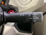 【オートライト】周りの明るさに応じて自動でヘッドライトの点灯・消灯ができる機能です!ライトの付け忘れ・消し忘れなどが無くなり、雨の日や夕方の走行も安心!トンネル通過時も便利ですね♪
