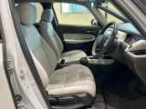 操作性とデザイン性を兼ね備えた運転席となっております。